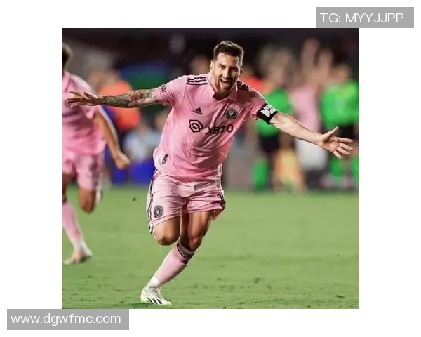 足球明星现场颠球挑战赛精彩瞬间引发球迷热烈欢呼与欢笑 足球明星现场颠球挑战赛精彩瞬间引发球迷热烈欢呼与欢笑