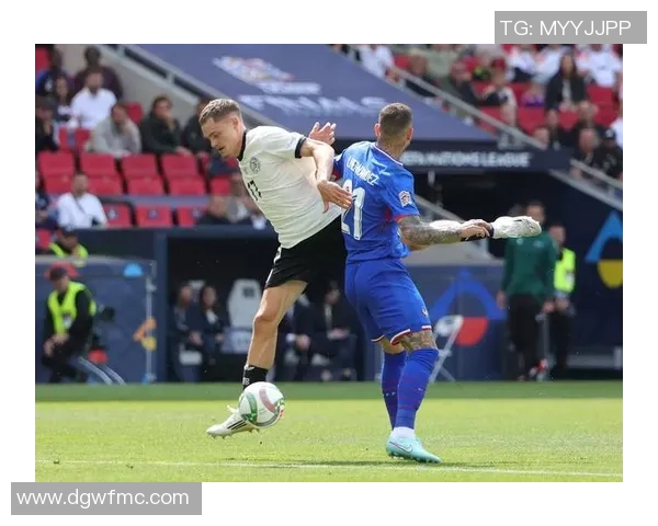 足球明星进场时背包揭秘视频引发热议球迷热情高涨 足球明星进场时背包揭秘视频引发热议球迷热情高涨