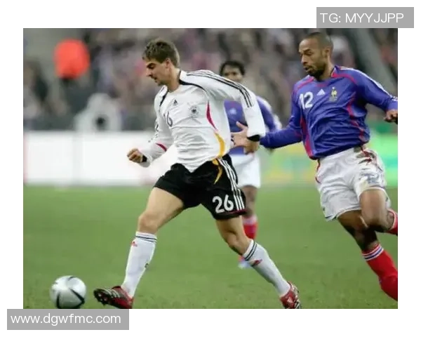 足球明星赛场遗憾瞬间回顾那些令人心碎的瞬间与背后的故事 足球明星赛场遗憾瞬间回顾那些令人心碎的瞬间与背后的故事