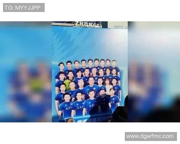 香港足球明星队现场激情演唱展现团队精神与音乐魅力引发观众热烈反响 香港足球明星队现场激情演唱展现团队精神与音乐魅力引发观众热烈反响